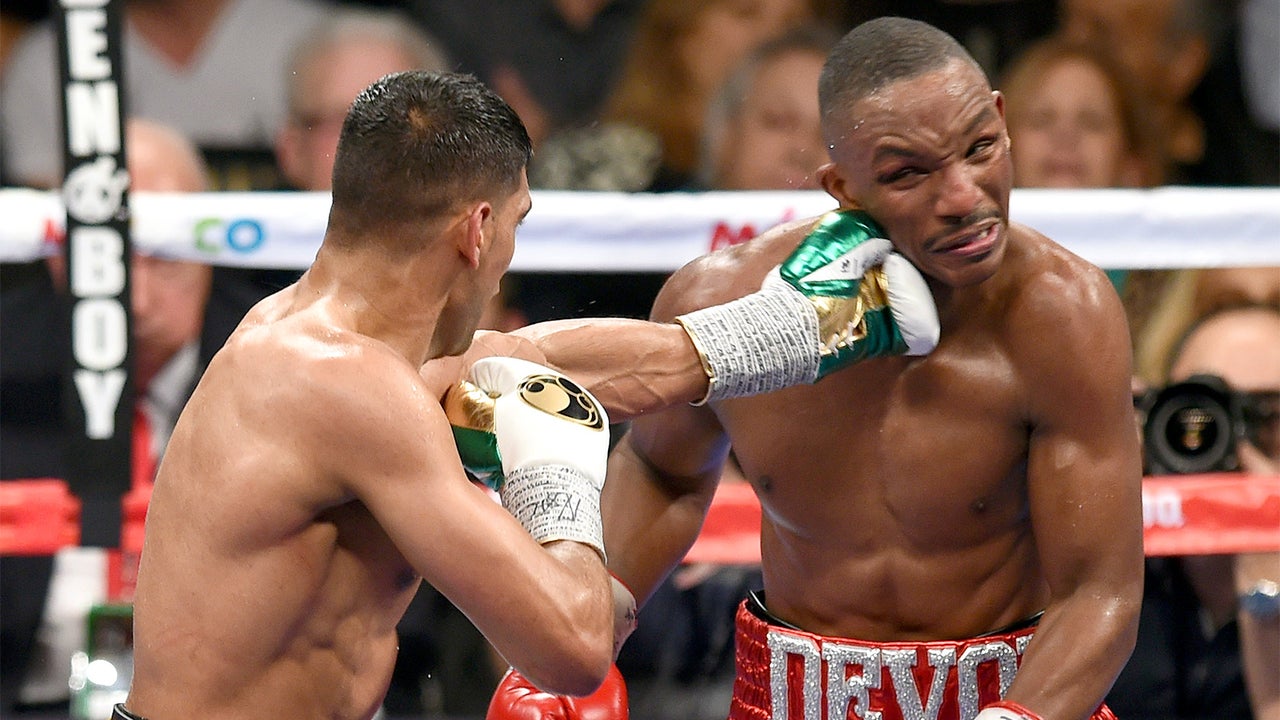 Khan dominates Alexander, makes case to face Mayweather